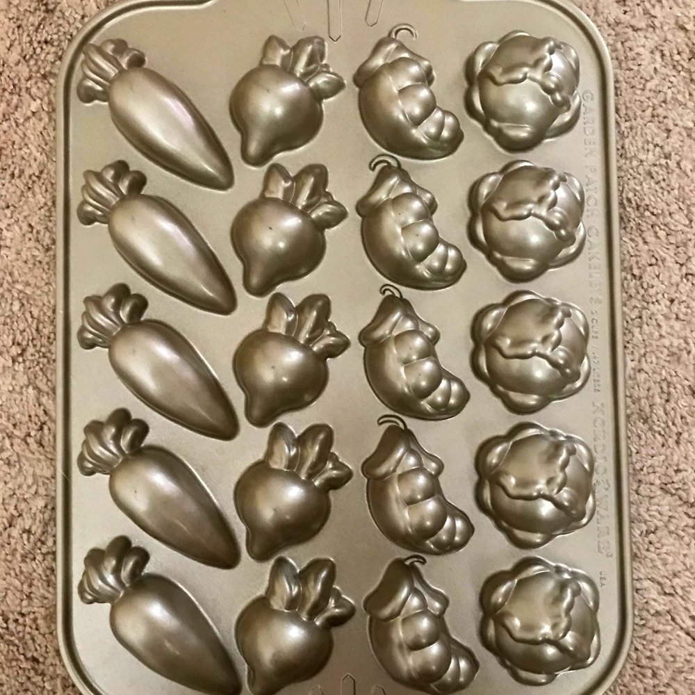 Williams Sonoma Nordic Ware Garden Patch Veggie Cakelet Pan